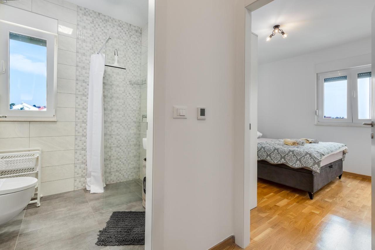 Apartment Roni + Besplatan Parking 扎达尔 外观 照片