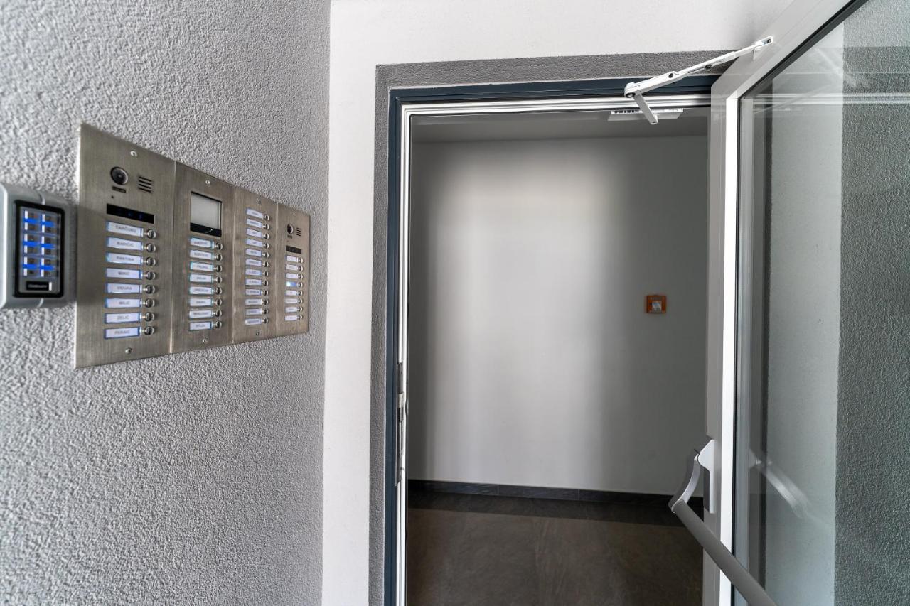 Apartment Roni + Besplatan Parking 扎达尔 外观 照片