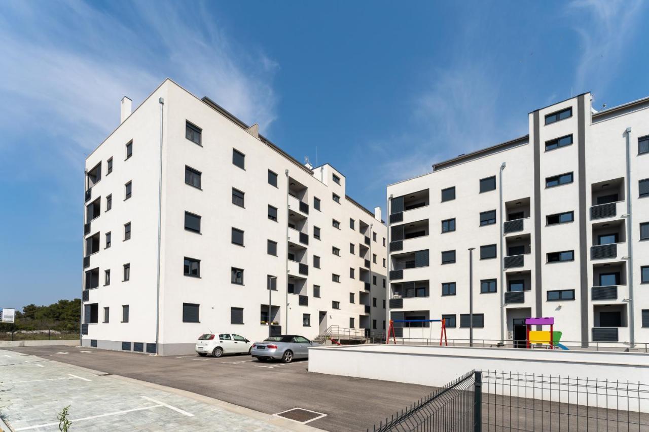 Apartment Roni + Besplatan Parking 扎达尔 外观 照片