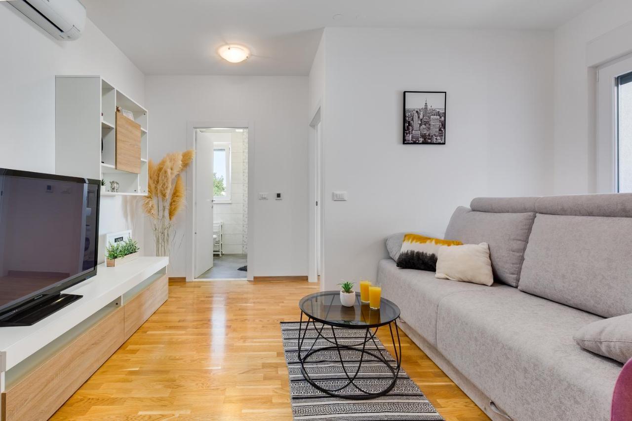Apartment Roni + Besplatan Parking 扎达尔 外观 照片