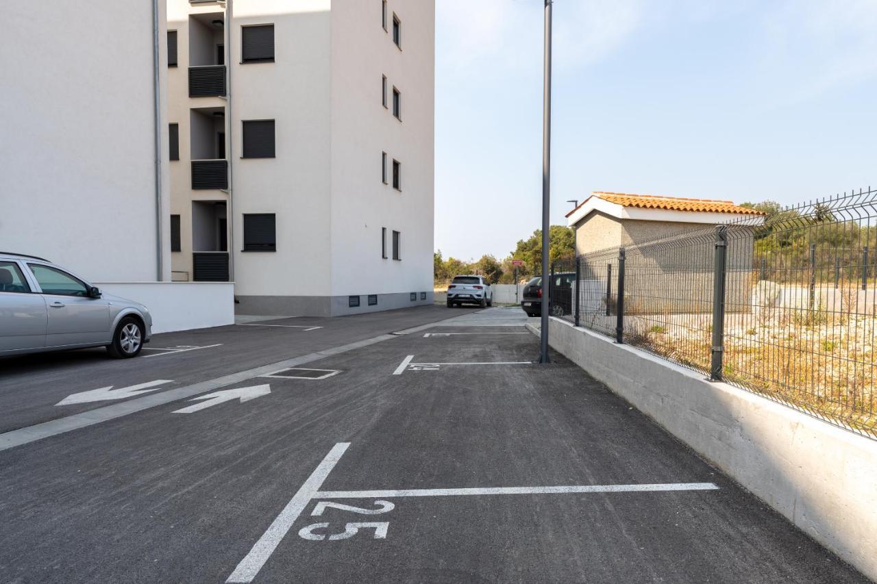 Apartment Roni + Besplatan Parking 扎达尔 外观 照片